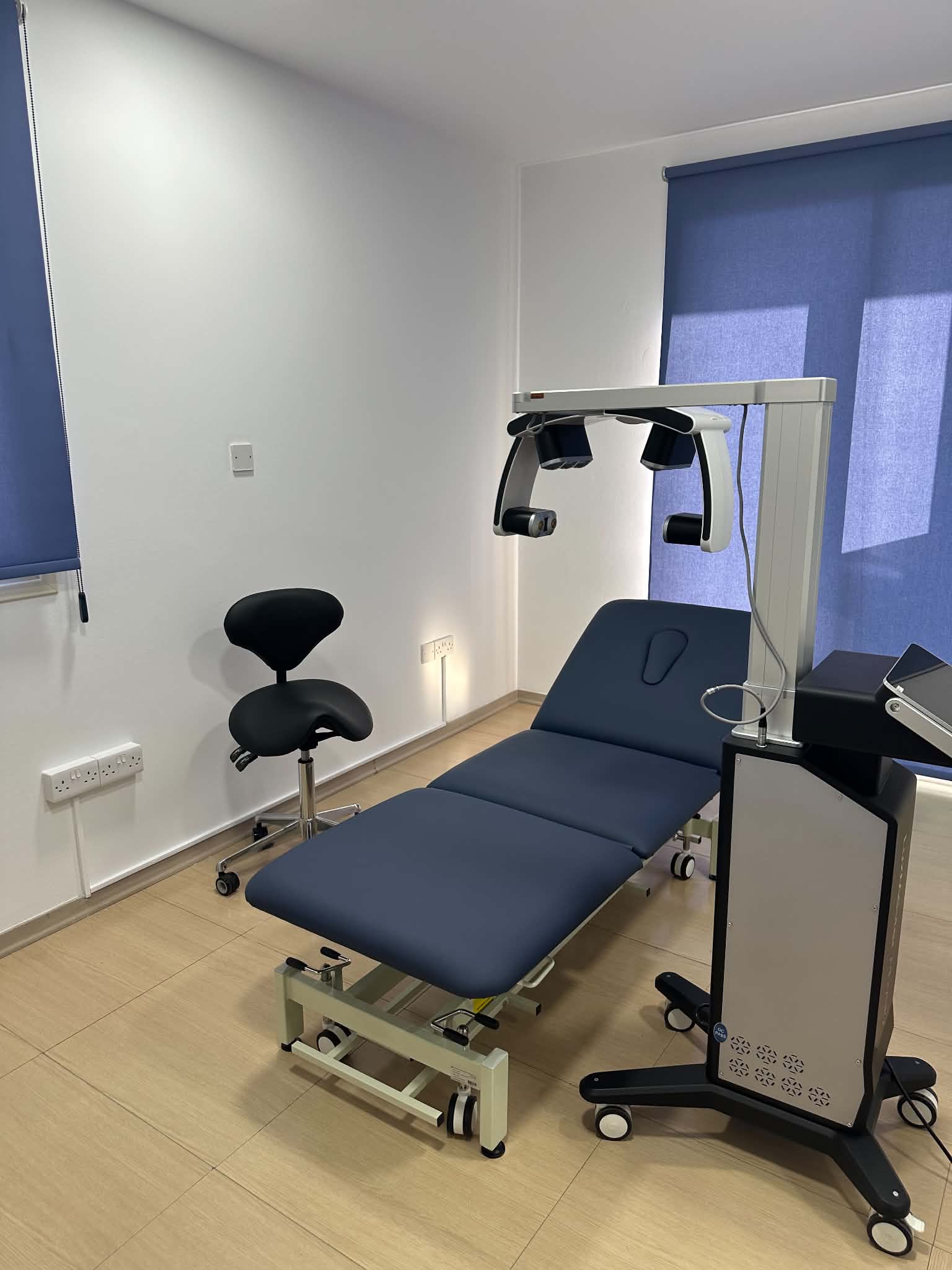 Treatment bed and therapy equipment